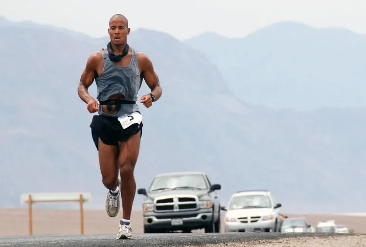 Corredor en una maratón desértica.